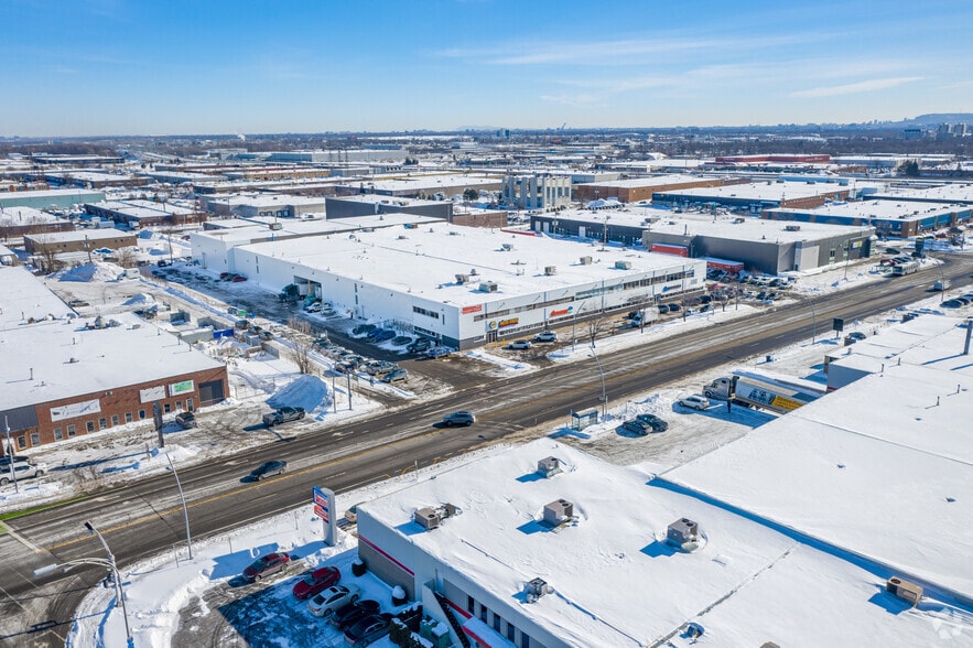 More Photos Of 2995-2999 Boul Le Corbusier, Laval Warehouse For Lease