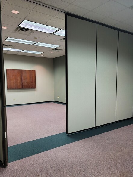 More Photos Of 15 SW Old State Capitol Plz, Springfield Office For Sale