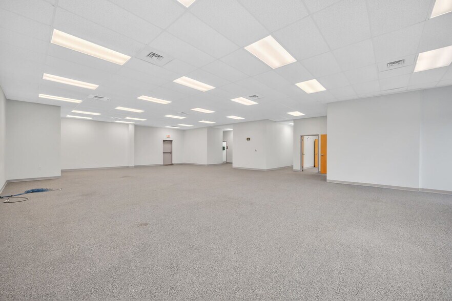 More Photos Of 1909 Pinnacle Pointe Way, Knoxville Office For Lease