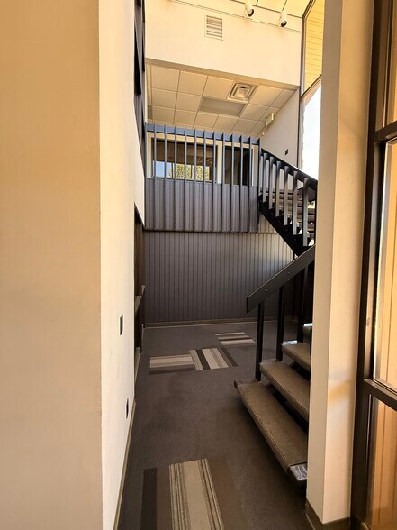 More Photos Of 201 S Hallock Dr, Santa Paula Manufacturing For Lease