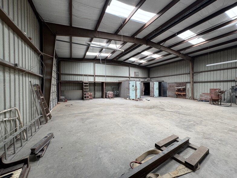 More Photos Of 1208 S Chestnut St, Lufkin Showroom For Sale