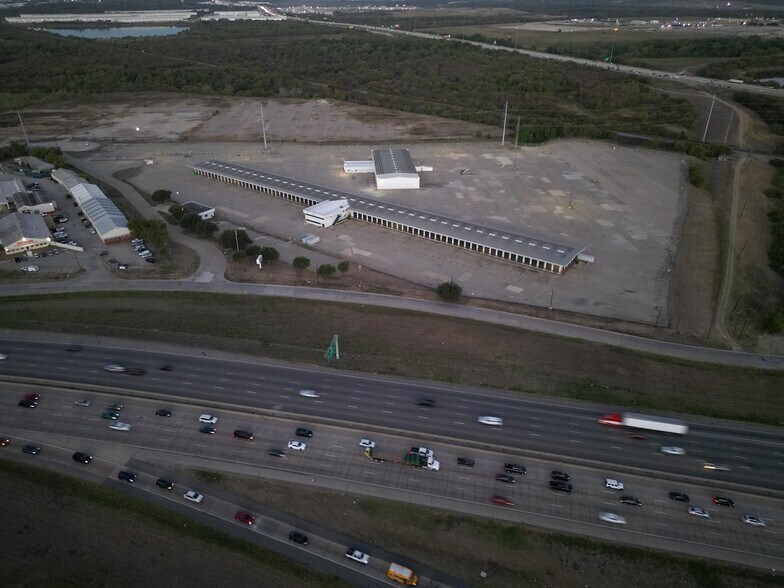 More Photos Of 1501 N Walton Walker Blvd, Dallas Truck Terminal For Lease