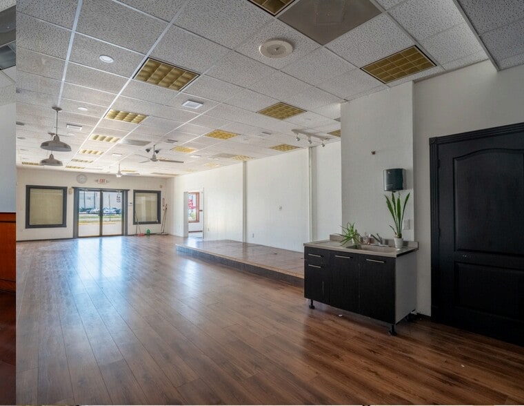 More Photos Of 1912 S Main St, McAllen Storefront For Lease