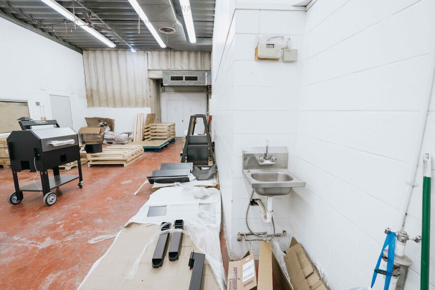 More Photos Of 2565 16th Ave, Columbus Light Manufacturing For Sale