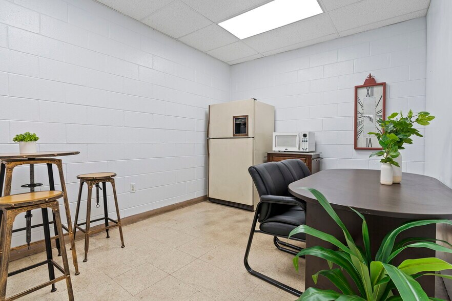 More Photos Of 1001 E 4th St, Richmond Showroom For Lease