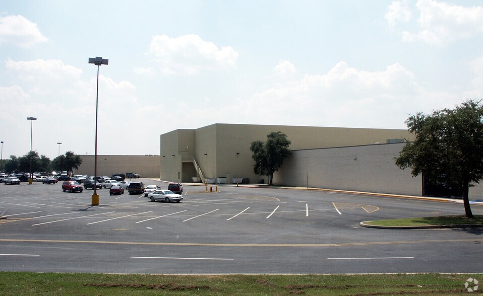 More Photos Of 300 Early Blvd, Early Unknown For Lease