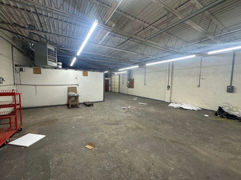 More Photos Of 2250-2266 Military Rd, Tonawanda Warehouse For Lease