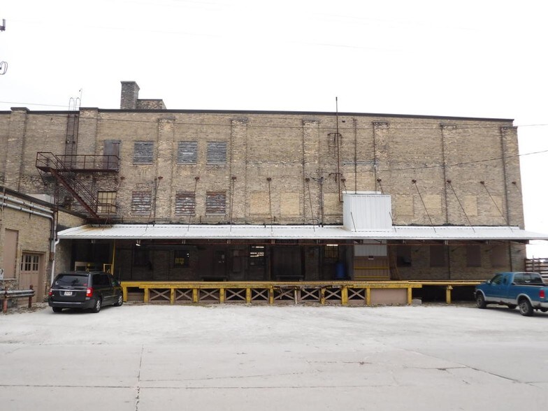 More Photos Of 1306-1310 Clark St, Manitowoc Distribution For Sale