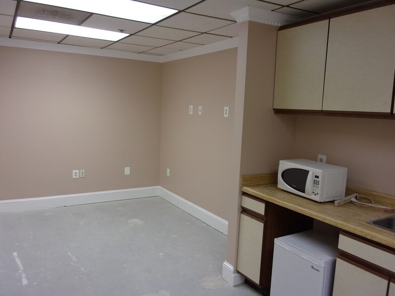 More Photos Of 45571-45595 Shepard Dr, Sterling Medical For Lease
