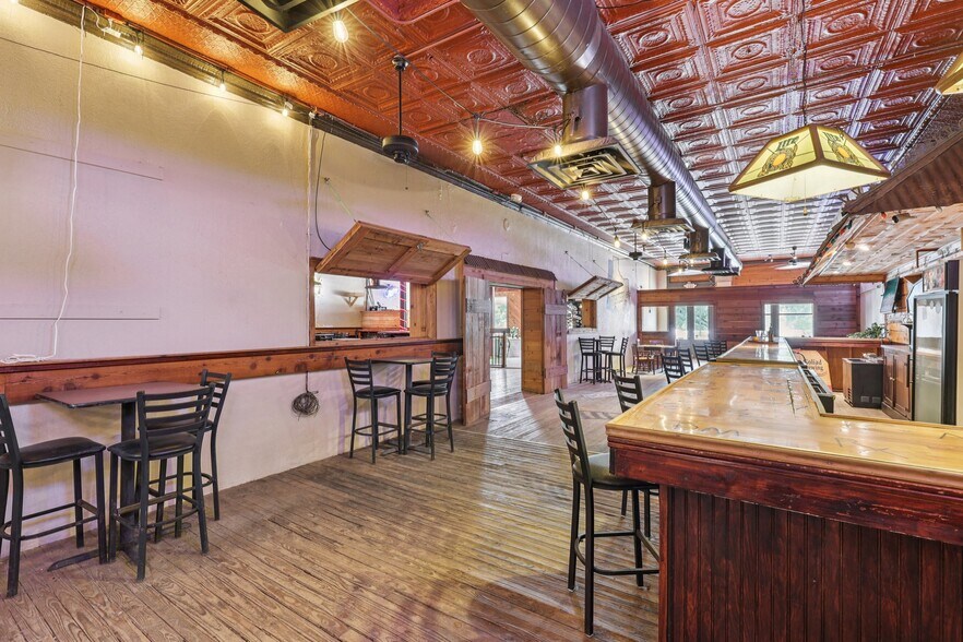 More Photos Of 113 N Main St, Moulton Bar For Sale