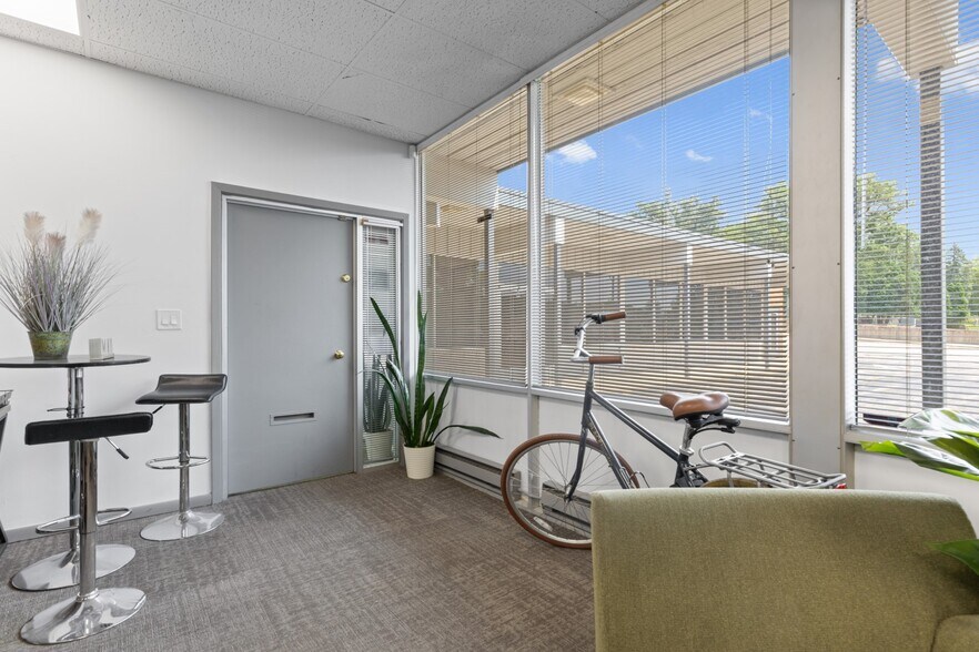 More Photos Of 728 N Prospect St, Rockford Office For Sale