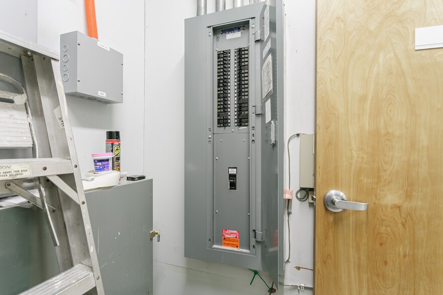 More Photos Of 636 W Washington St, Geneva Office For Sale