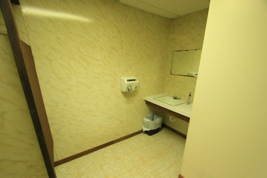 More Photos Of 108 SE 6th St, Abilene Specialty For Sale