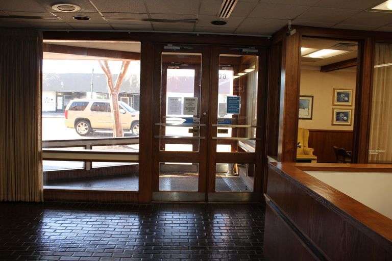 More Photos Of 604 Washington Ave, Greenville Bank For Lease