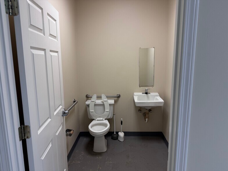 More Photos Of 2550 Limestone Pky, Gainesville Freestanding For Lease