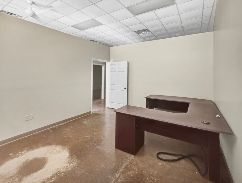 More Photos Of 4720 University Blvd E, Tuscaloosa Showroom For Lease