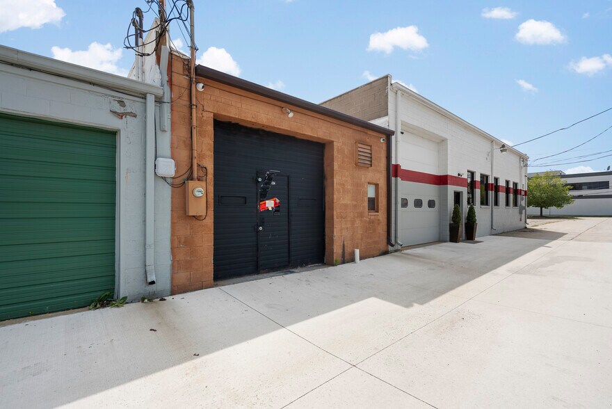 More Photos Of 1006 W 14 Mile Rd, Clawson Storefront For Lease