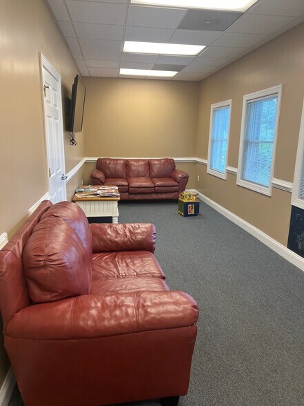 More Photos Of 172 Linden Dr, Winchester Office For Sale