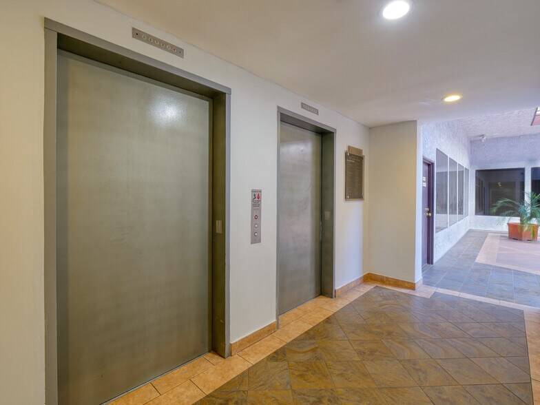 More Photos Of 5530 Corbin Ave, Tarzana Office For Lease