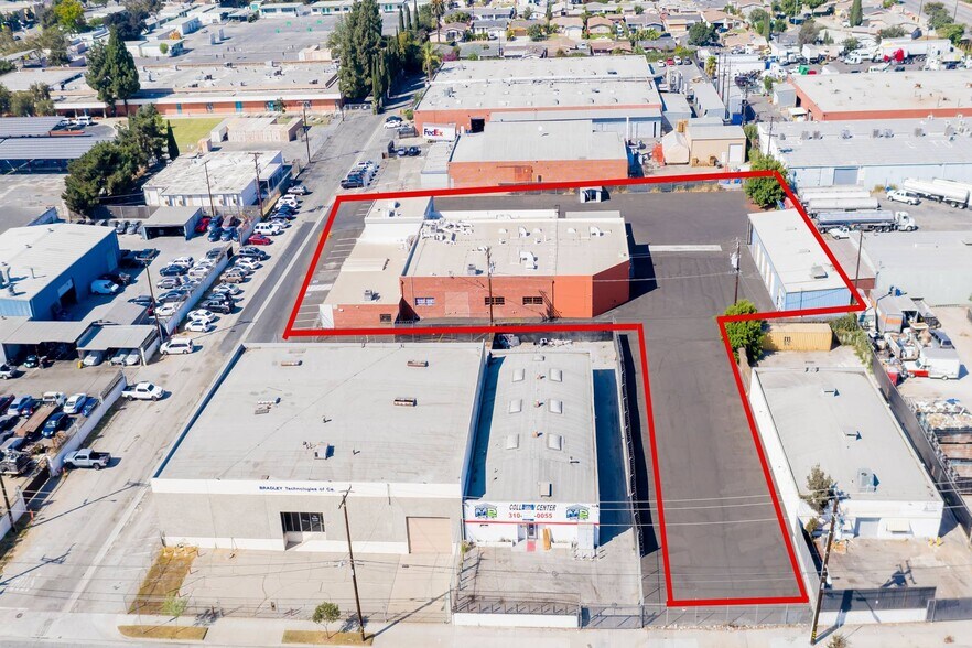 More Photos Of 14208 Towne Ave, Los Angeles Showroom For Lease