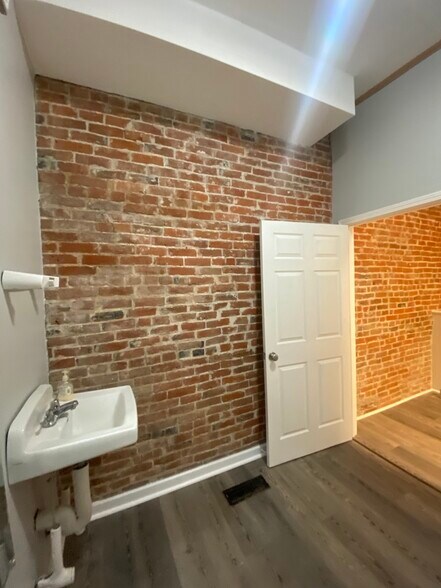 More Photos Of 2514 College Ave, Alton Specialty For Lease