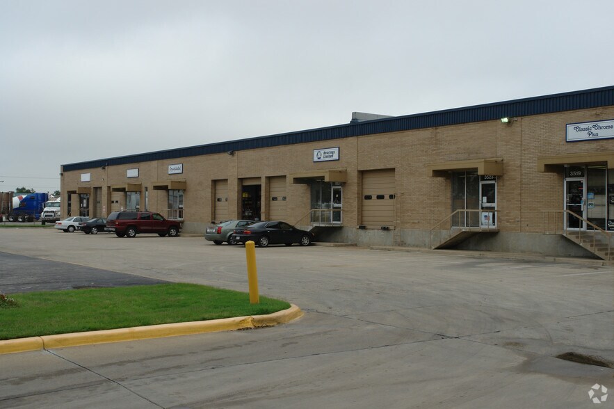 More Photos Of 3511-3539 Irving Blvd, Dallas Light Distribution For Lease