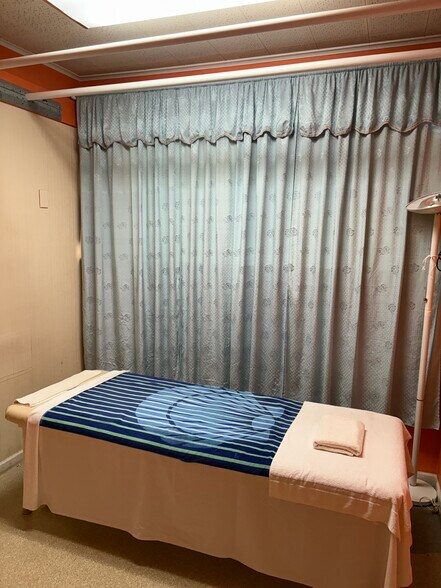 More Photos Of 220 E State St, Sycamore Office For Sale