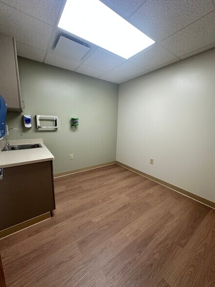 More Photos Of 206 W Main St, New London Medical For Sale