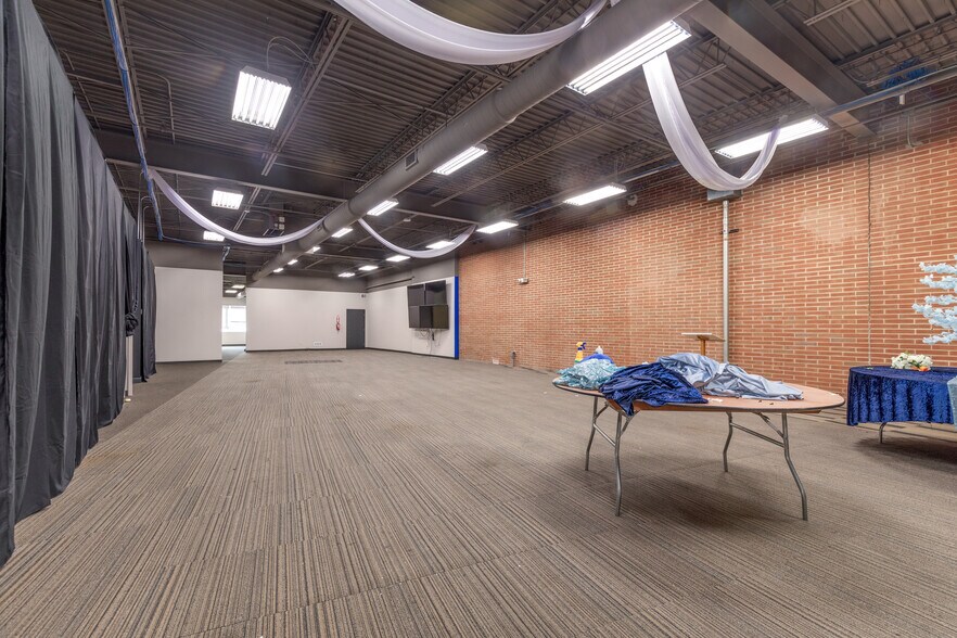 More Photos Of 2001-2085 Walton Rd, Saint Louis Flex For Sale