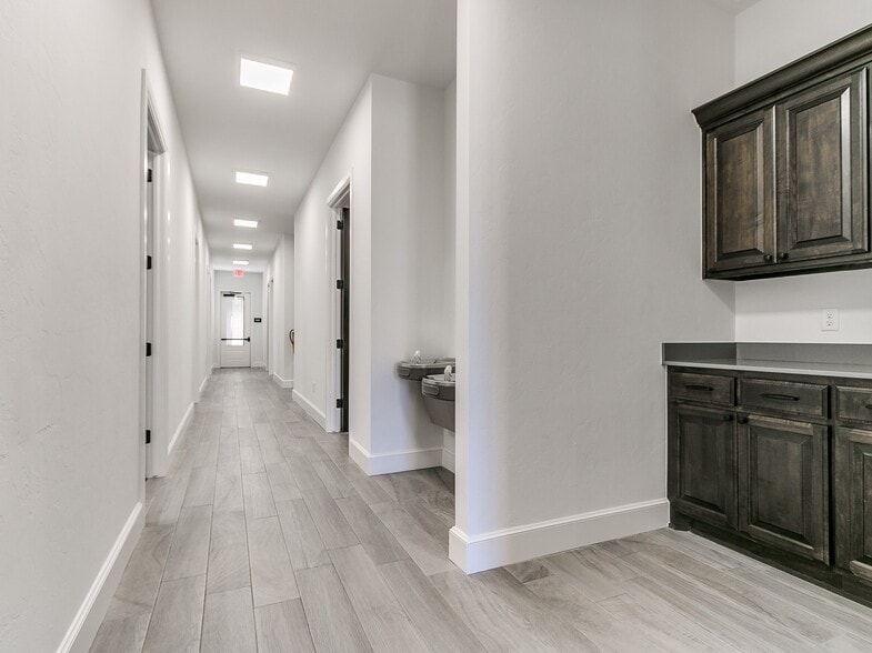 More Photos Of 13709 S Santa Fe Ave, Oklahoma City Office For Sale