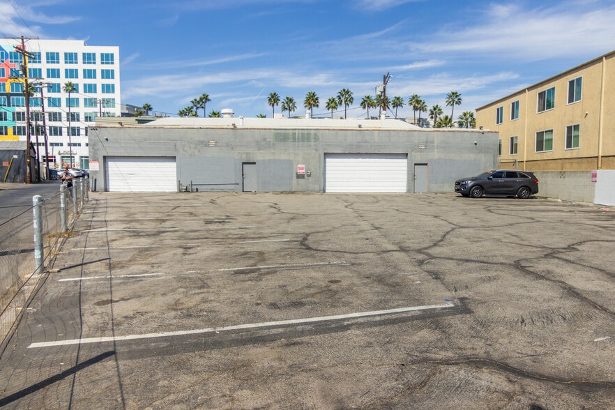 More Photos Of 11129 Hartsook St, North Hollywood Warehouse For Lease