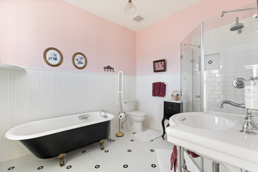 More Photos Of 704 N Main St, Coupeville Hospitality For Sale