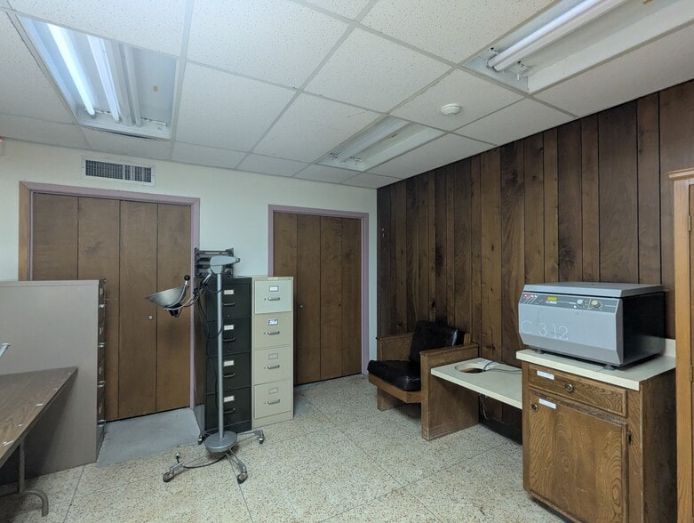 More Photos Of 715 Orleans St, Beaumont Office For Sale