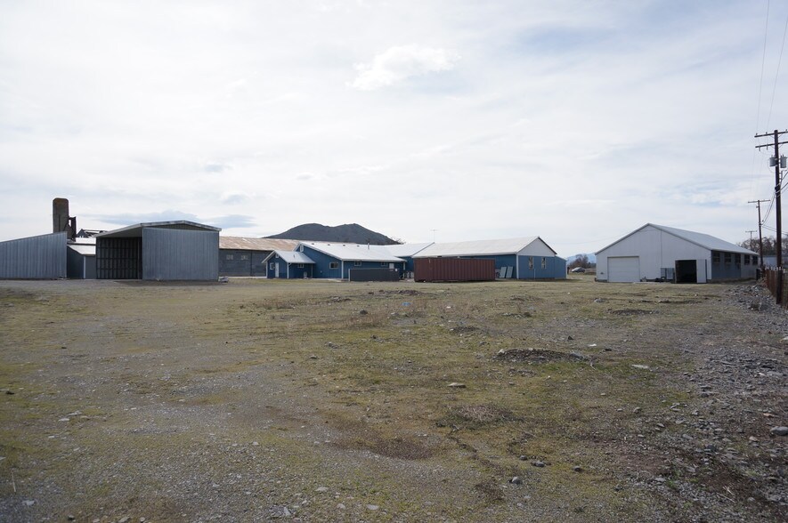 More Photos Of 451 N 11th St, Montague Warehouse For Sale