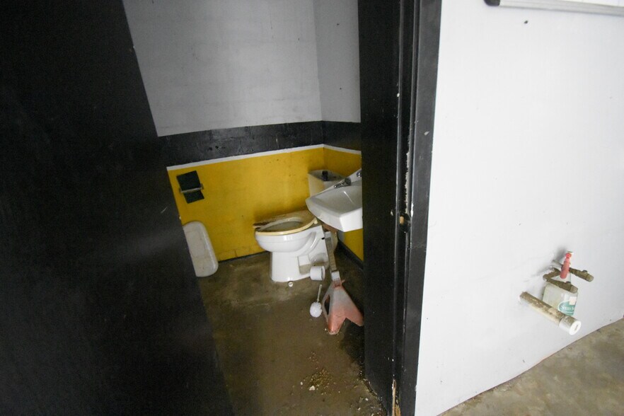 More Photos Of 621 W Main St, La Porte Warehouse For Lease