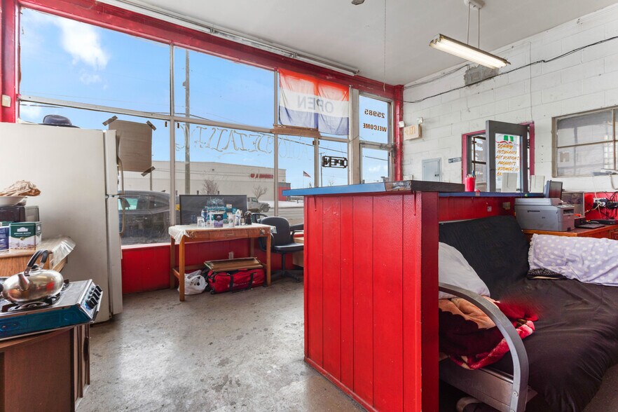 More Photos Of 25985 Groesbeck Rd, Warren Auto Repair For Sale