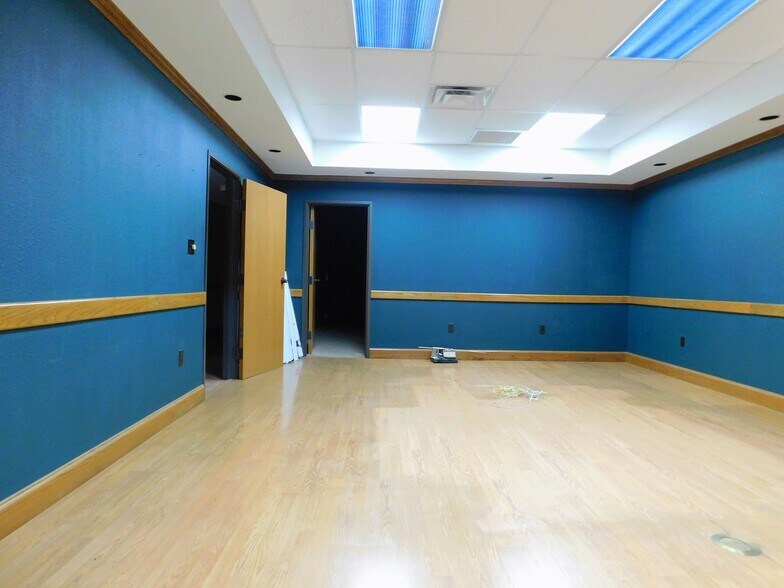 More Photos Of 720 SW F Ave, Lawton Manufacturing For Sale