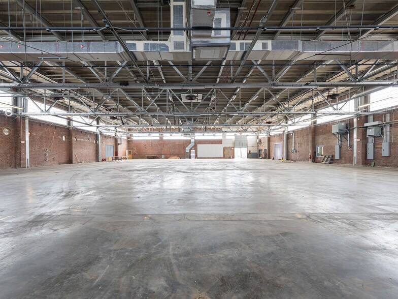 More Photos Of 701 Oriole Dr, Hendersonville Warehouse For Sale