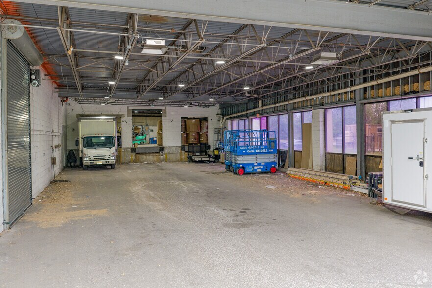 More Photos Of 450-460 Veterans Dr, Burlington Light Distribution For Lease