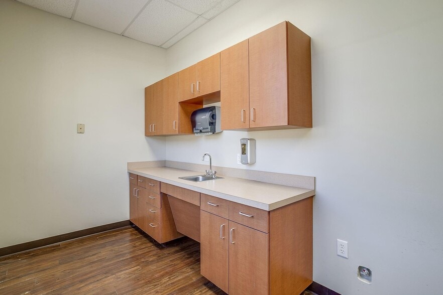 More Photos Of 1200 Crawford Ave, Granbury Medical For Lease