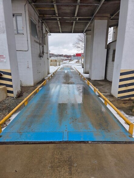 More Photos Of 445 Grantham St, Tarentum Warehouse For Lease