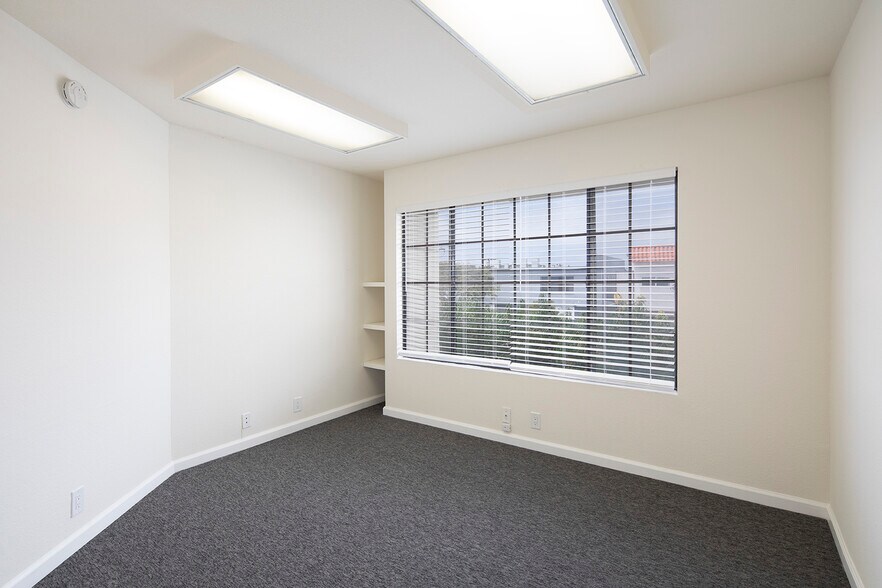 More Photos Of 4895 Cass St, San Diego Office For Lease