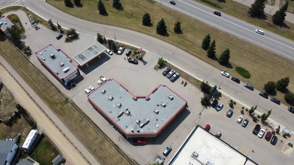 More Photos Of 5009 PArkwood Rd, Blackfalds Storefront For Sale