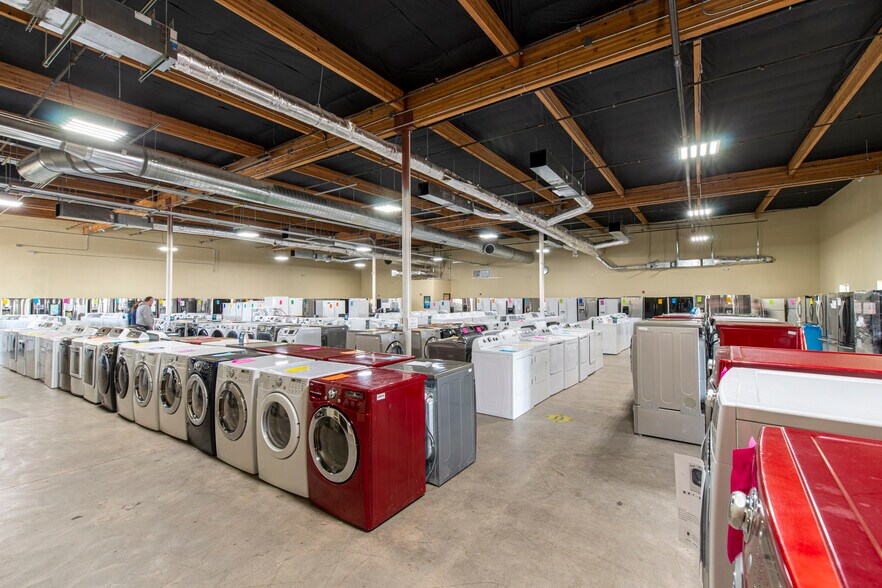 More Photos Of 4825 Commercial St SE, Salem Freestanding For Lease