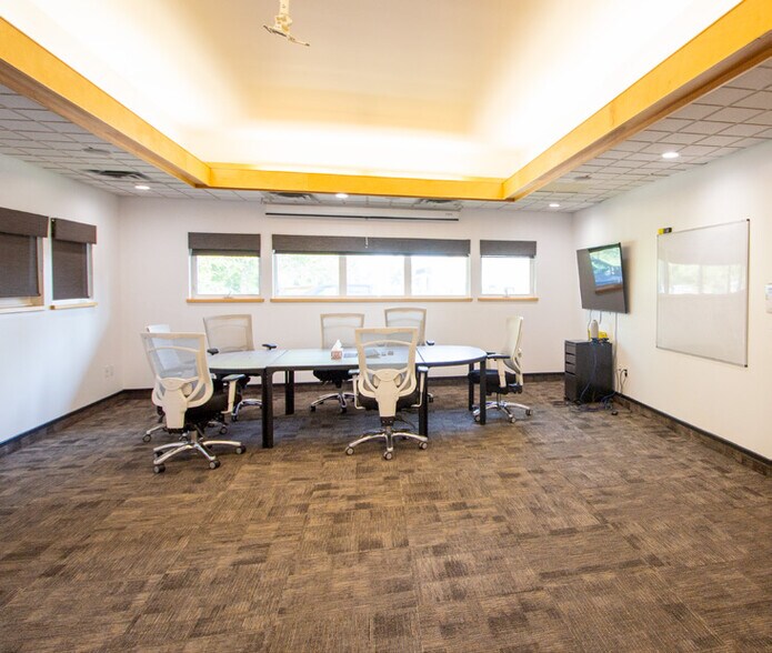 More Photos Of 401 21A St N, Lethbridge Office For Sale
