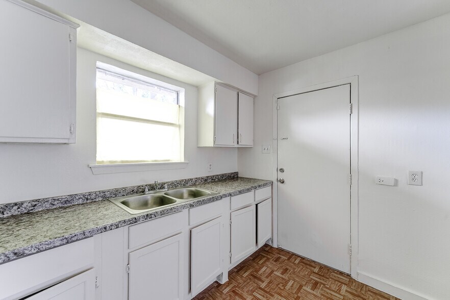 More Photos Of 2101 Hutton St, Houston Apartments For Sale