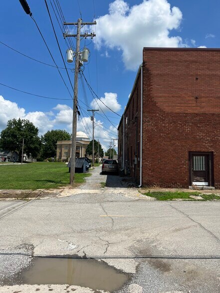 More Photos Of 300 E Broadway Blvd, Johnston City Specialty For Sale