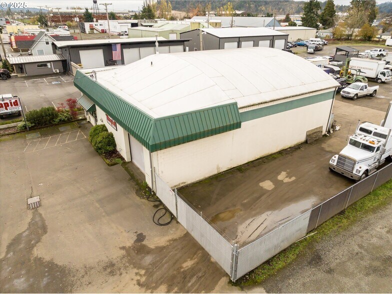 More Photos Of 364 28th St, Springfield Freestanding For Sale