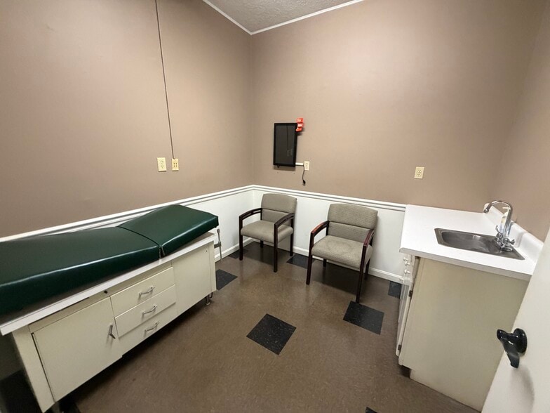 More Photos Of 319 Cathedral Manor, Bardstown Office Residential For Lease
