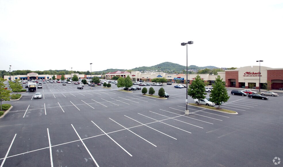 More Photos Of 8105 Moores Ln, Brentwood Unknown For Lease